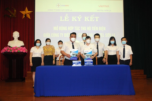 Công ty Điện lực Sơn La ký kết mở rộng hợp tác thu hộ tiền điện với Viettel Sơn La